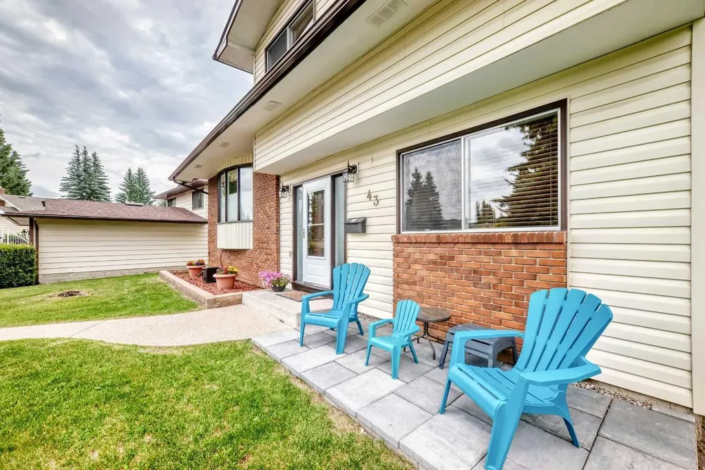 43 Brabourne Mews SW Calgary AB T2W 2V9