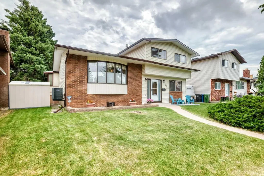 43 Brabourne Mews SW Calgary AB T2W 2V9