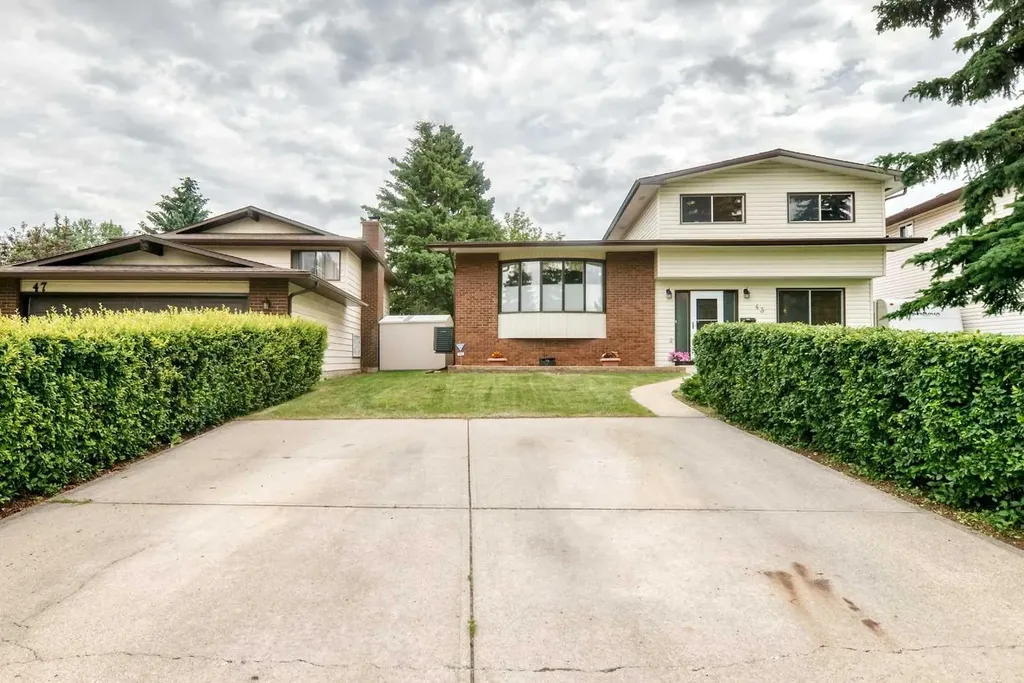 43 Brabourne Mews SW Calgary AB T2W 2V9