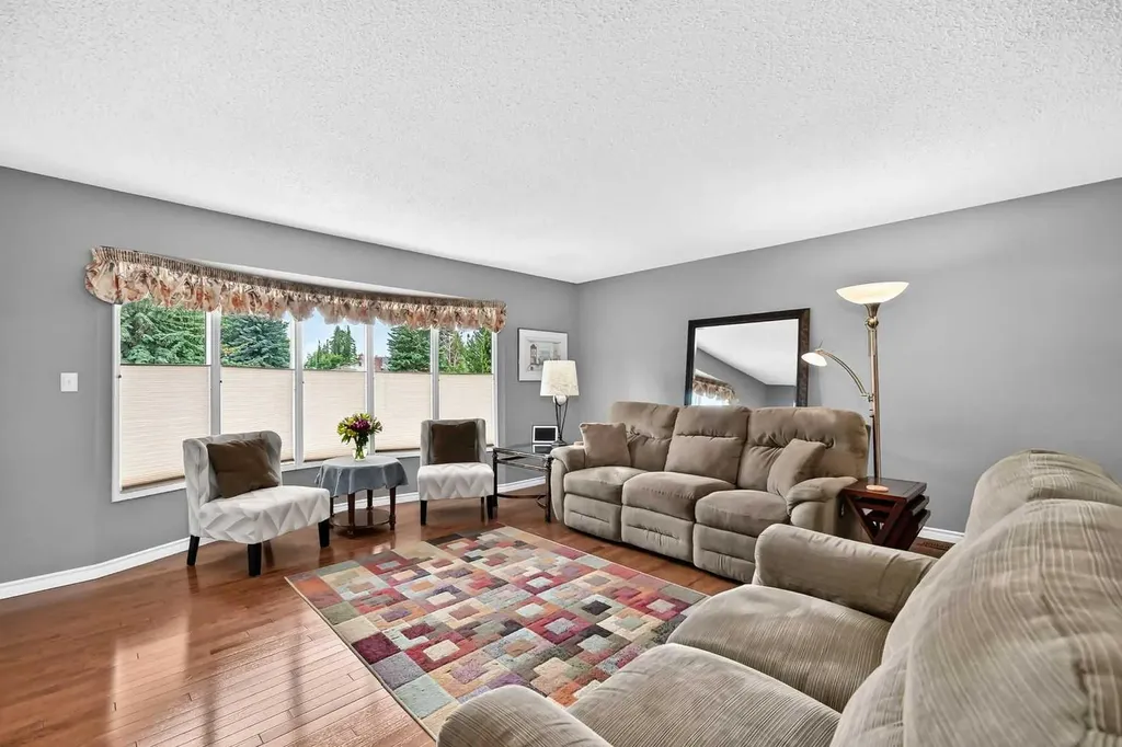 43 Brabourne Mews SW Calgary AB T2W 2V9