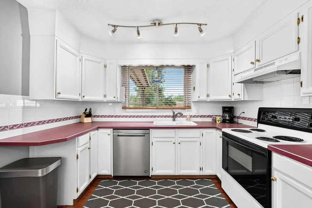 43 Brabourne Mews SW Calgary AB T2W 2V9