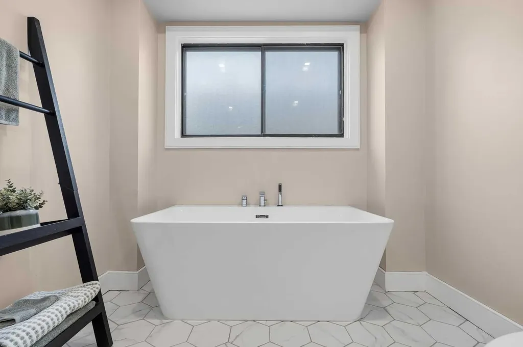 71 Riverglen Crescent SE Calgary AB T2C3J3