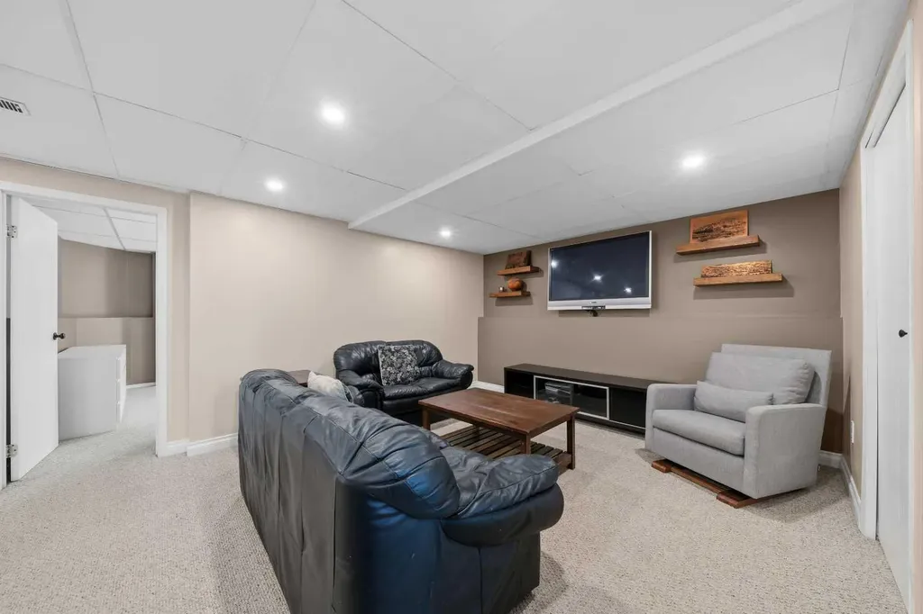 71 Riverglen Crescent SE Calgary AB T2C3J3