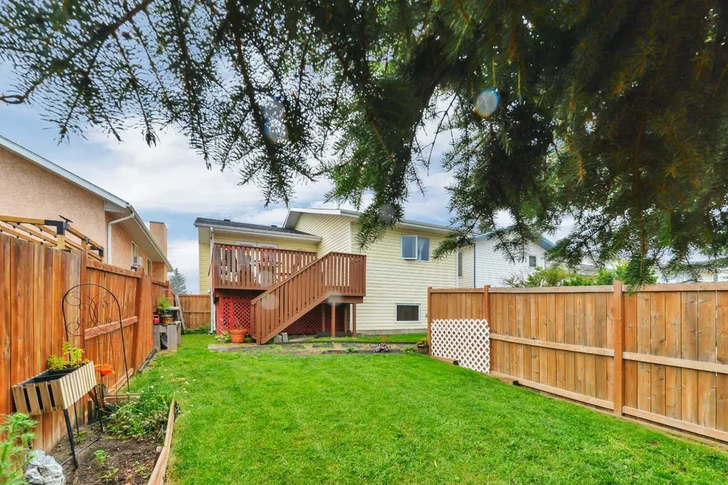 14 Eakins Crescent Red Deer AB T4R 2K2