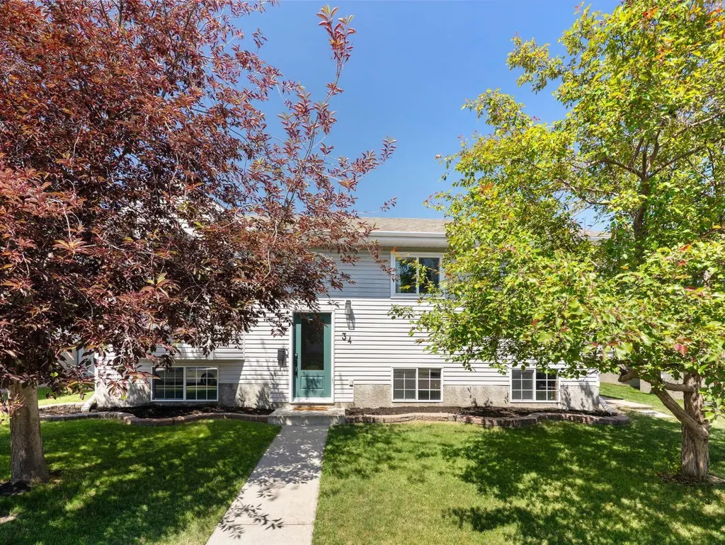 34 West Mcmanus Road Cochrane AB T4C 1L8
