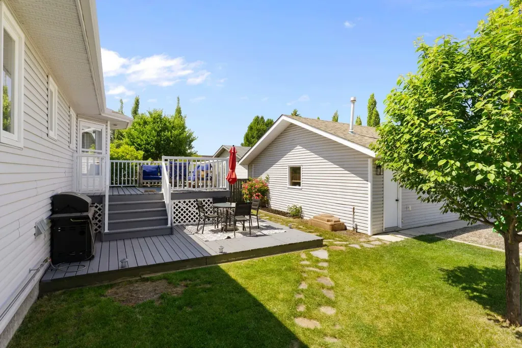 34 West Mcmanus Road Cochrane AB T4C 1L8