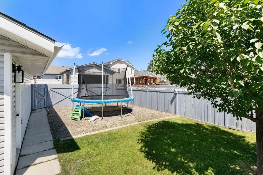 34 West Mcmanus Road Cochrane AB T4C 1L8