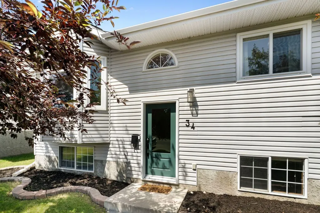 34 West Mcmanus Road Cochrane AB T4C 1L8