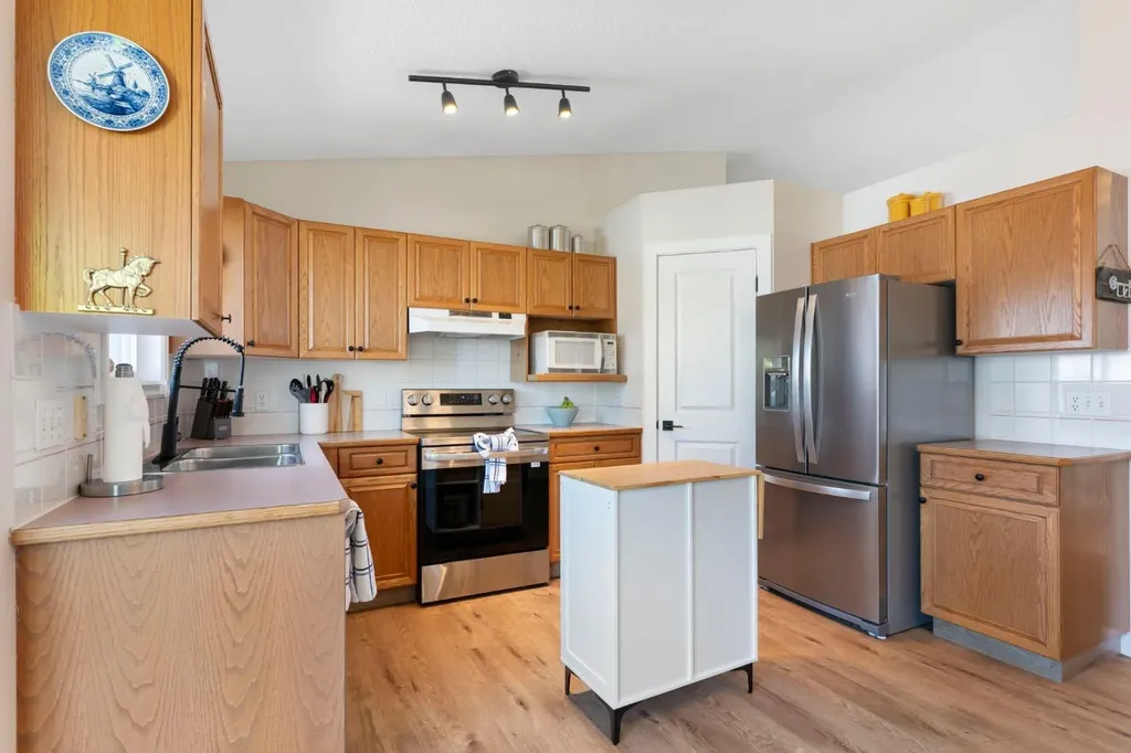 34 West Mcmanus Road Cochrane AB T4C 1L8