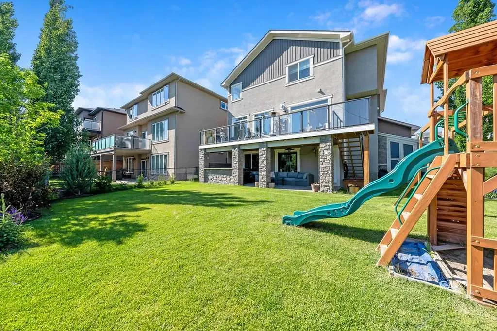 148 Rainbow Falls Glen Chestermere AB T1X 0S5