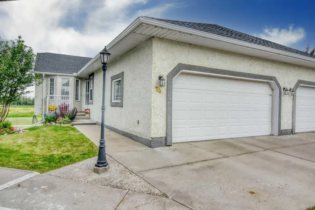 33 Strathmore Lakes Bay Strathmore AB T1P 1L8
