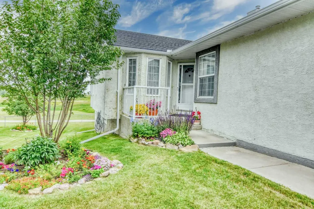 33 Strathmore Lakes Bay Strathmore AB T1P 1L8