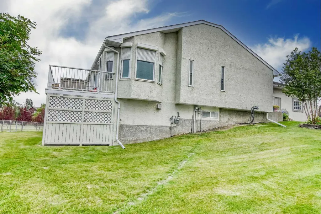 33 Strathmore Lakes Bay Strathmore AB T1P 1L8