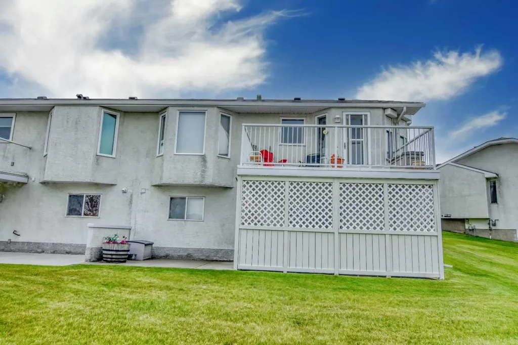 33 Strathmore Lakes Bay Strathmore AB T1P 1L8