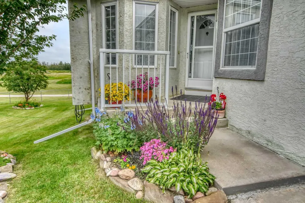 33 Strathmore Lakes Bay Strathmore AB T1P 1L8