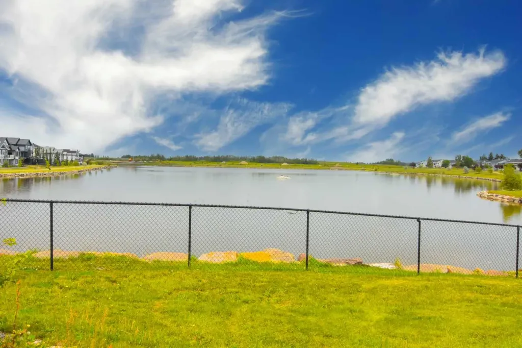 33 Strathmore Lakes Bay Strathmore AB T1P 1L8