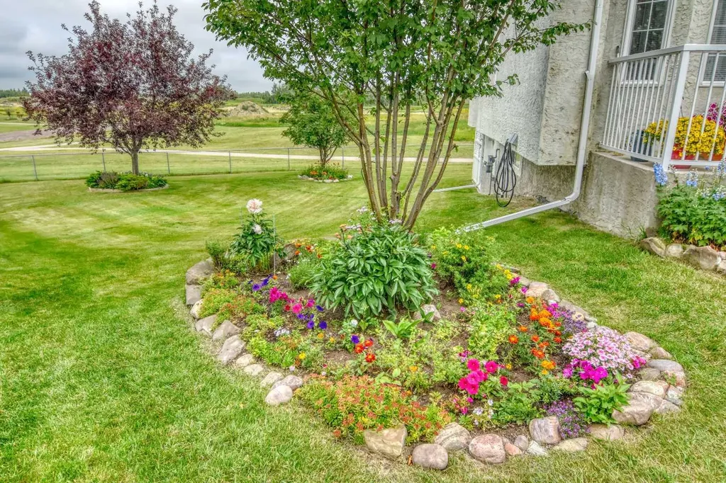 33 Strathmore Lakes Bay Strathmore AB T1P 1L8