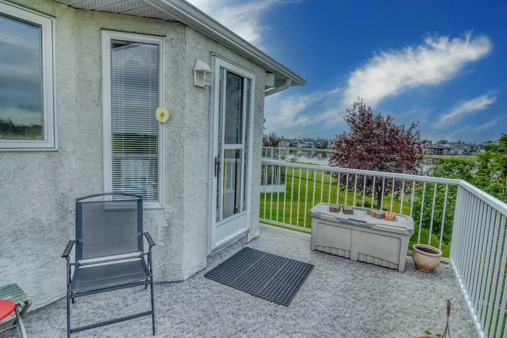 33 Strathmore Lakes Bay Strathmore AB T1P 1L8