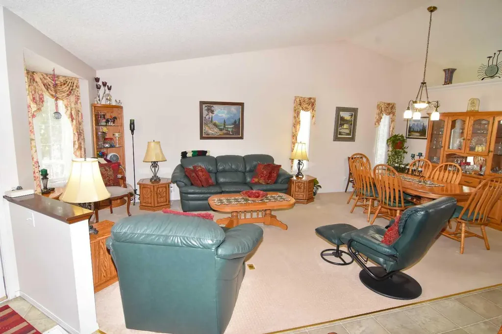 33 Strathmore Lakes Bay Strathmore AB T1P 1L8
