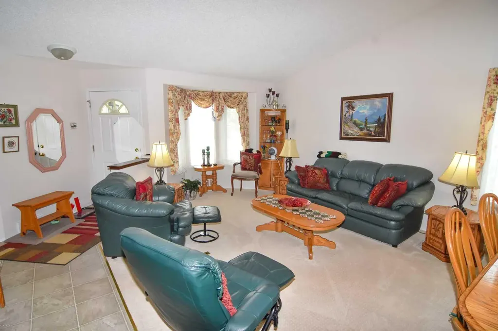 33 Strathmore Lakes Bay Strathmore AB T1P 1L8