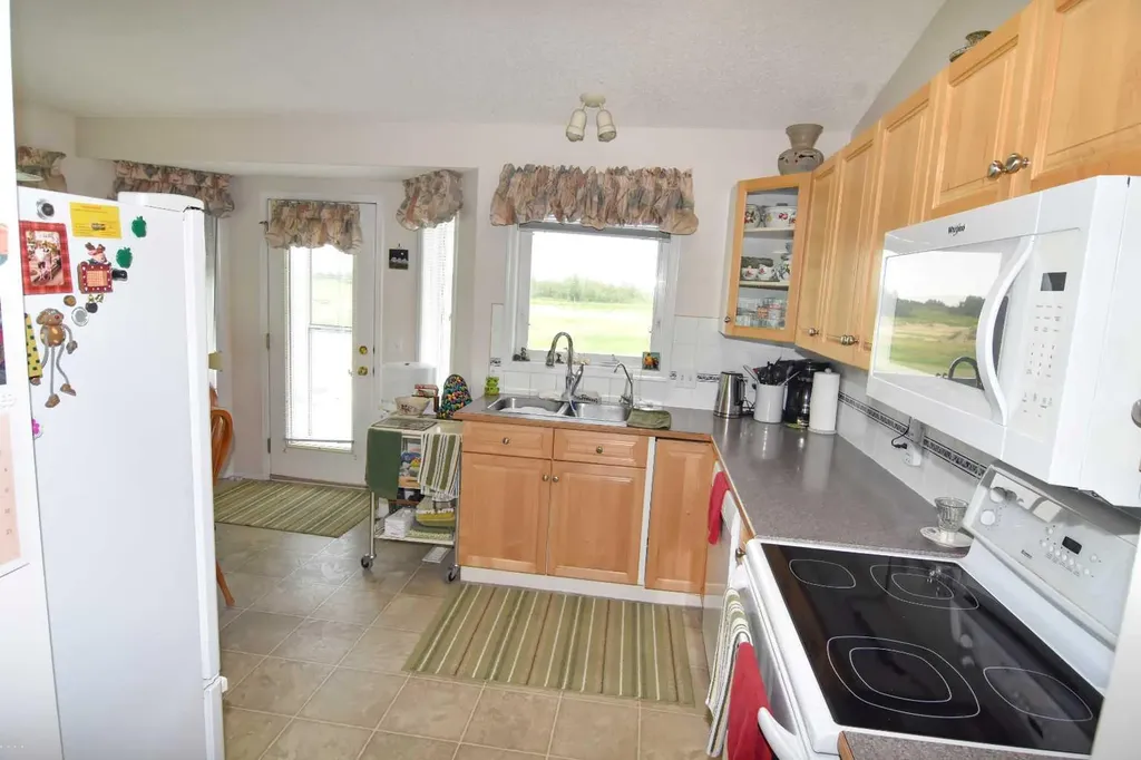 33 Strathmore Lakes Bay Strathmore AB T1P 1L8