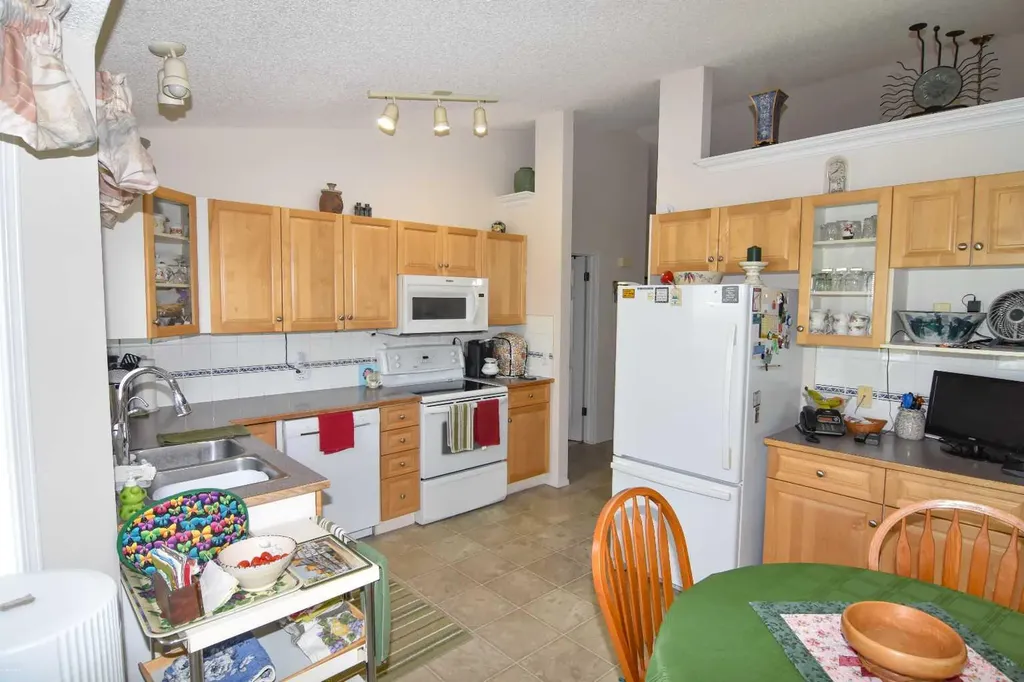 33 Strathmore Lakes Bay Strathmore AB T1P 1L8