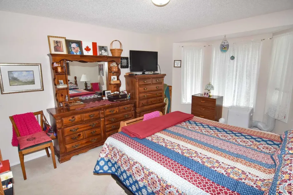 33 Strathmore Lakes Bay Strathmore AB T1P 1L8