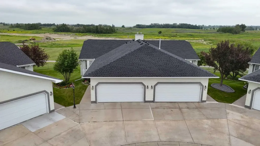 33 Strathmore Lakes Bay Strathmore AB T1P 1L8