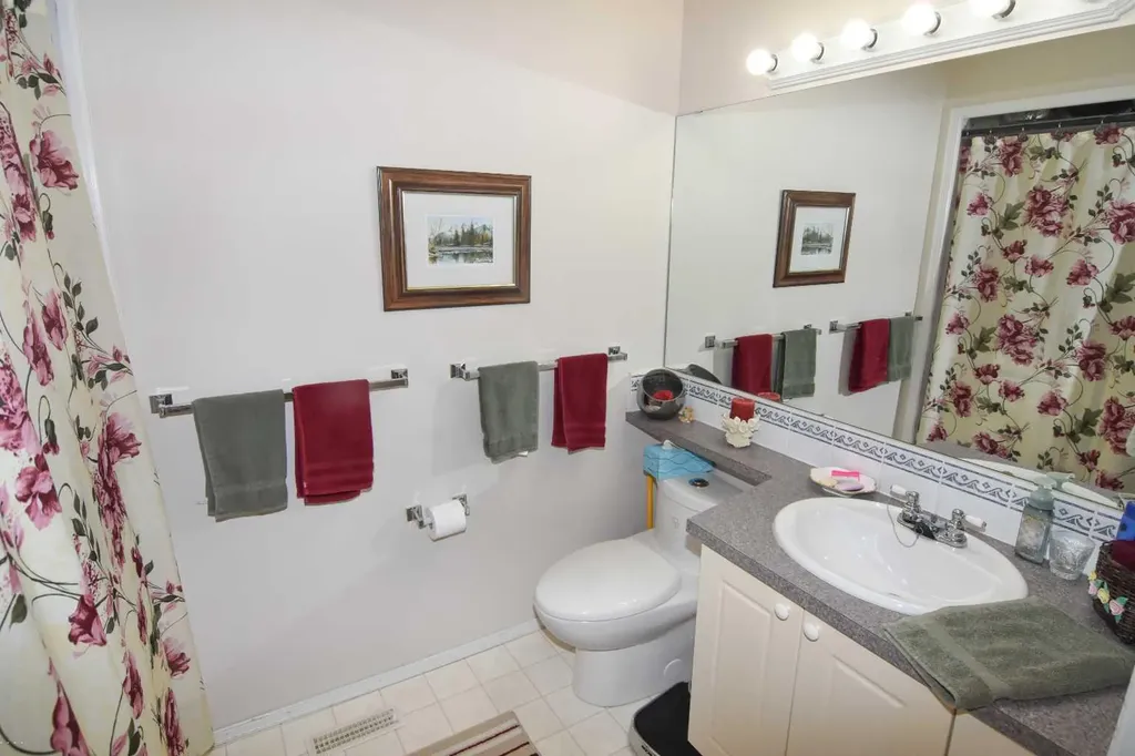 33 Strathmore Lakes Bay Strathmore AB T1P 1L8