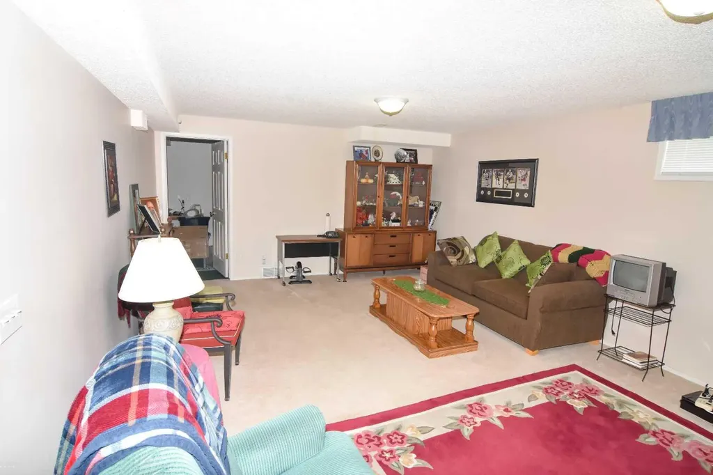 33 Strathmore Lakes Bay Strathmore AB T1P 1L8