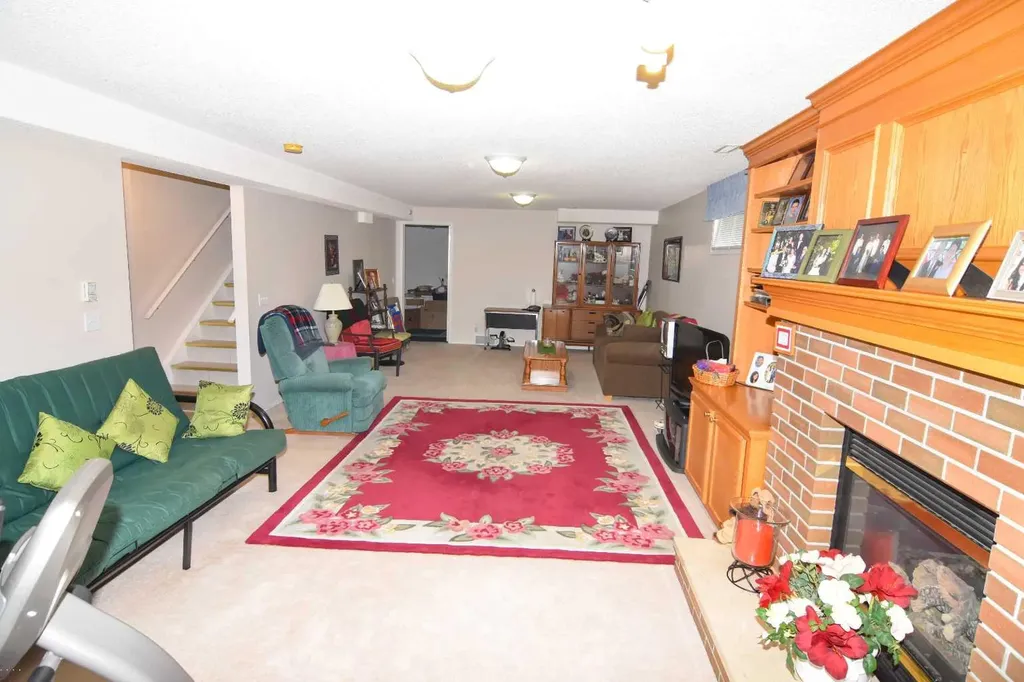 33 Strathmore Lakes Bay Strathmore AB T1P 1L8