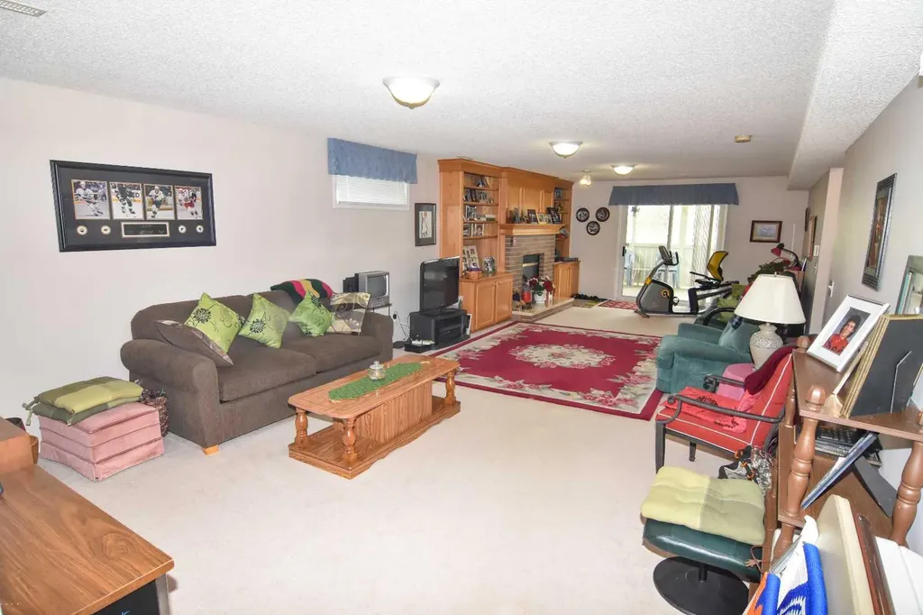 33 Strathmore Lakes Bay Strathmore AB T1P 1L8