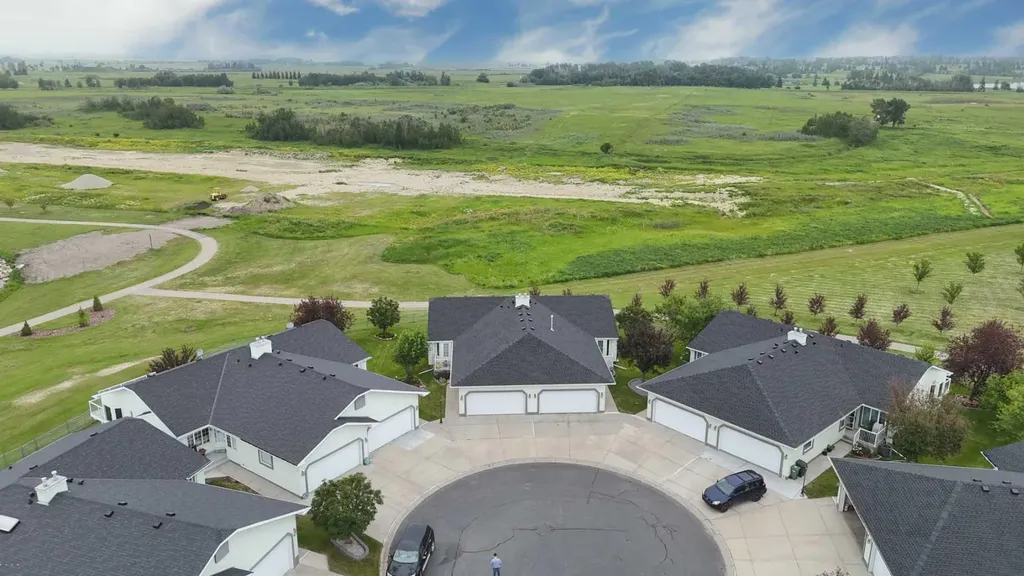 33 Strathmore Lakes Bay Strathmore AB T1P 1L8