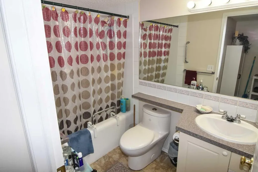 33 Strathmore Lakes Bay Strathmore AB T1P 1L8
