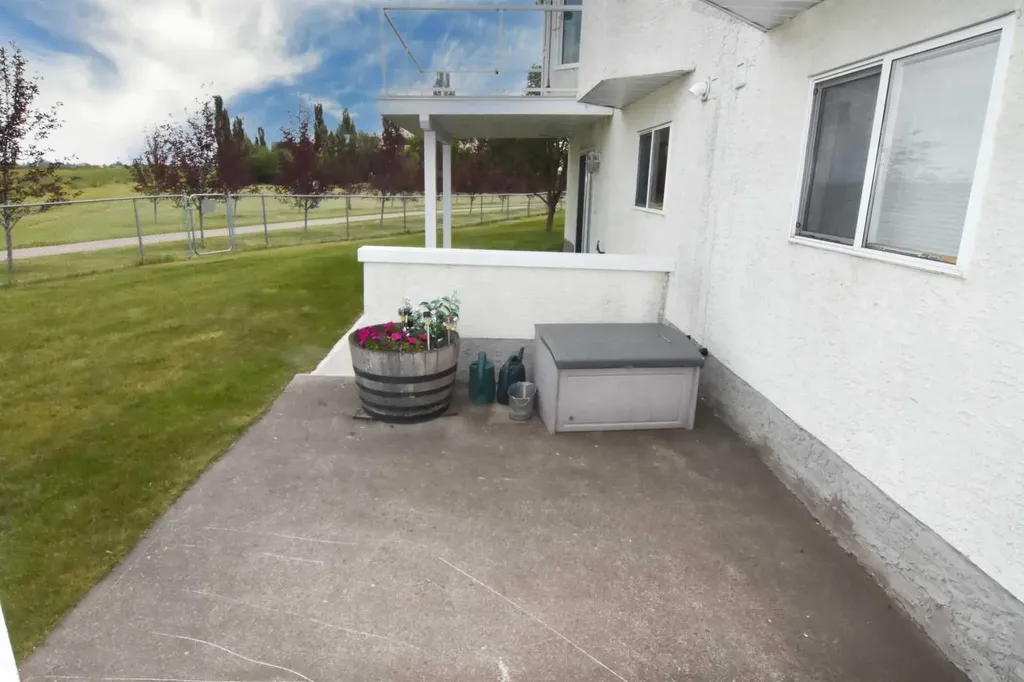 33 Strathmore Lakes Bay Strathmore AB T1P 1L8