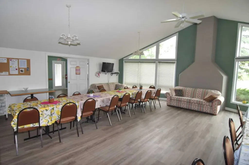 33 Strathmore Lakes Bay Strathmore AB T1P 1L8