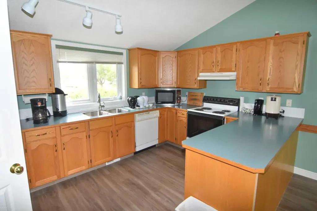 33 Strathmore Lakes Bay Strathmore AB T1P 1L8