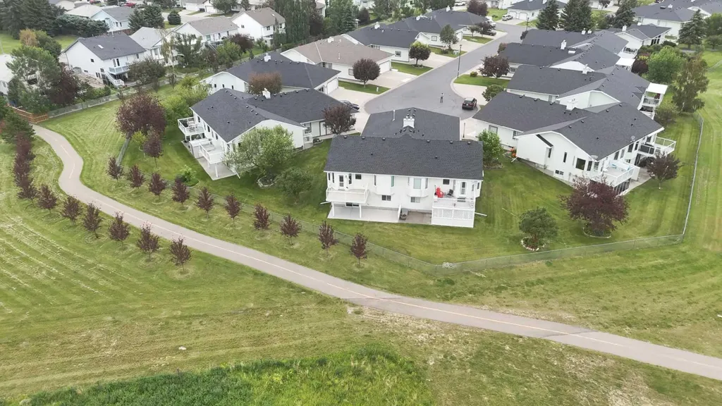 33 Strathmore Lakes Bay Strathmore AB T1P 1L8