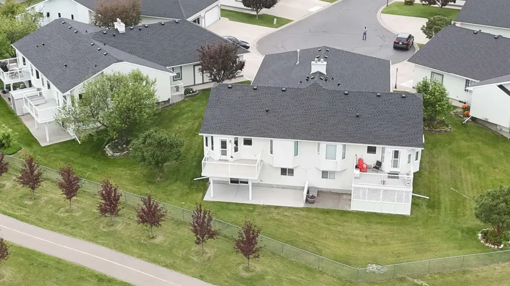 33 Strathmore Lakes Bay Strathmore AB T1P 1L8