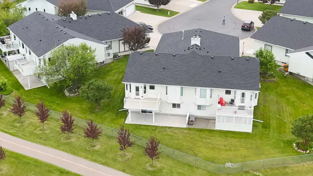 33 Strathmore Lakes Bay Strathmore AB T1P 1L8
