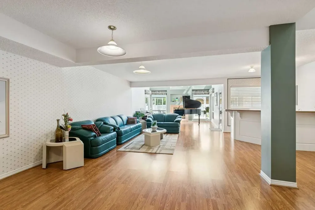 38 Edgevalley Manor NW Calgary AB T3A 5E1