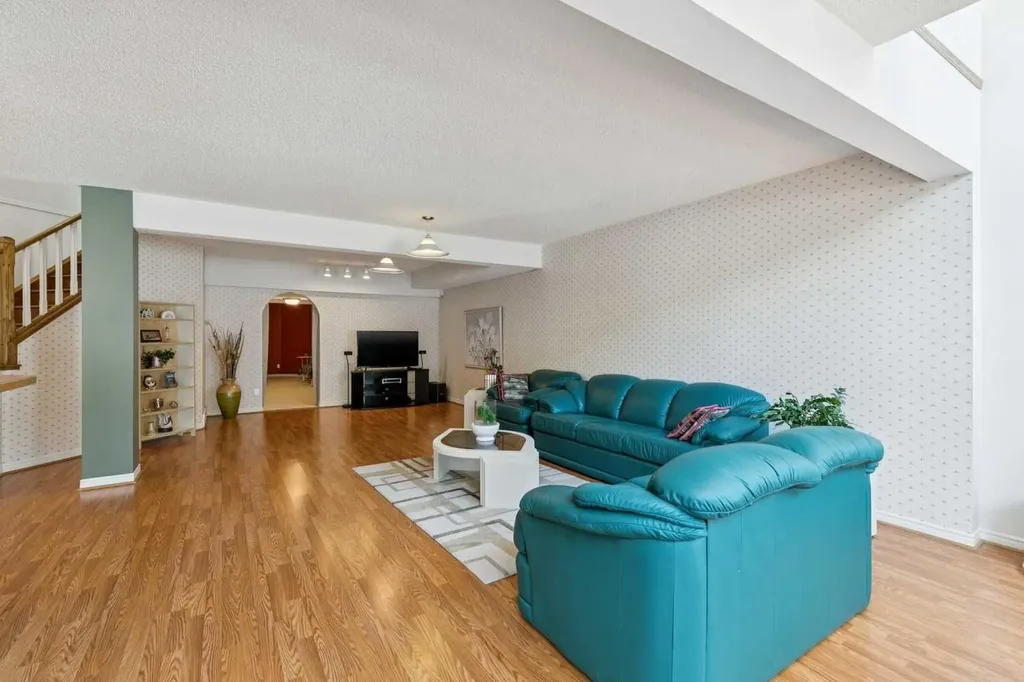 38 Edgevalley Manor NW Calgary AB T3A 5E1