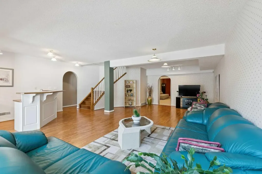 38 Edgevalley Manor NW Calgary AB T3A 5E1