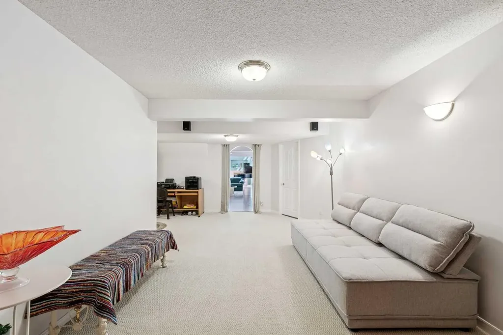 38 Edgevalley Manor NW Calgary AB T3A 5E1