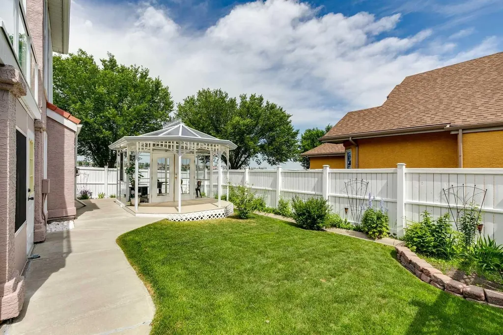 38 Edgevalley Manor NW Calgary AB T3A 5E1