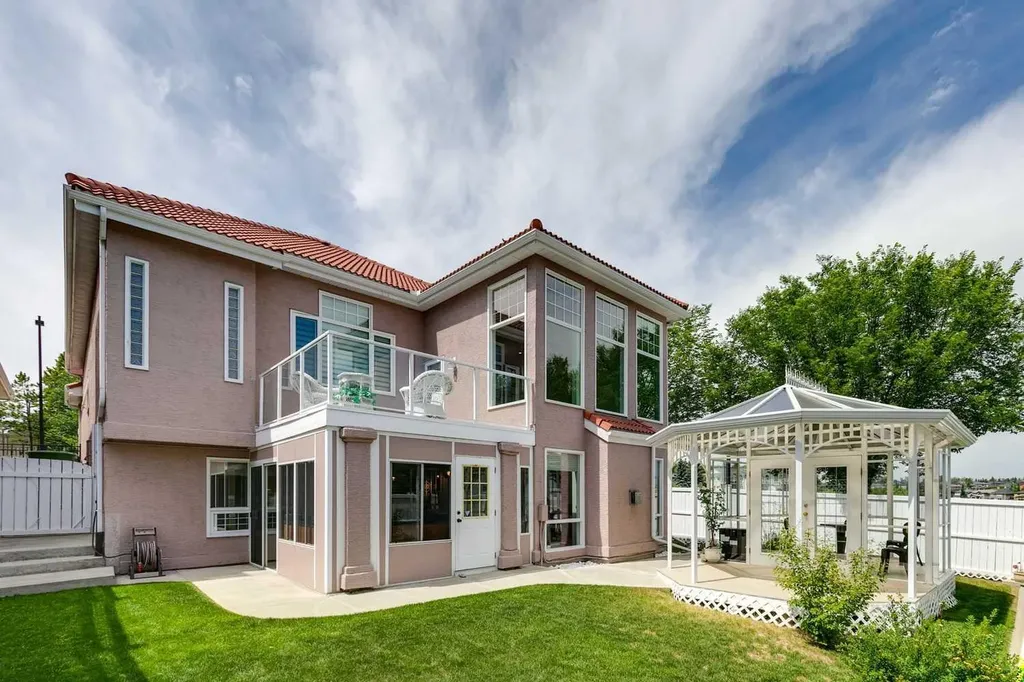 38 Edgevalley Manor NW Calgary AB T3A 5E1