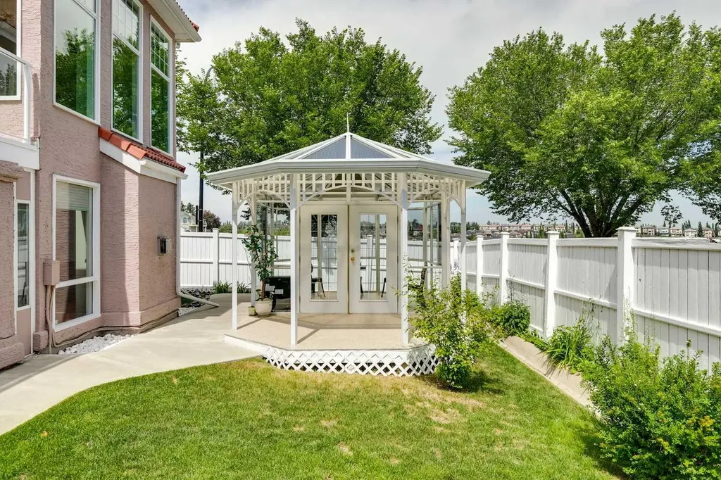 38 Edgevalley Manor NW Calgary AB T3A 5E1