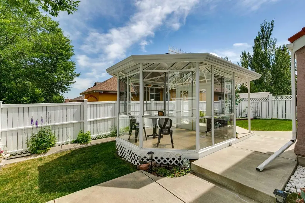 38 Edgevalley Manor NW Calgary AB T3A 5E1