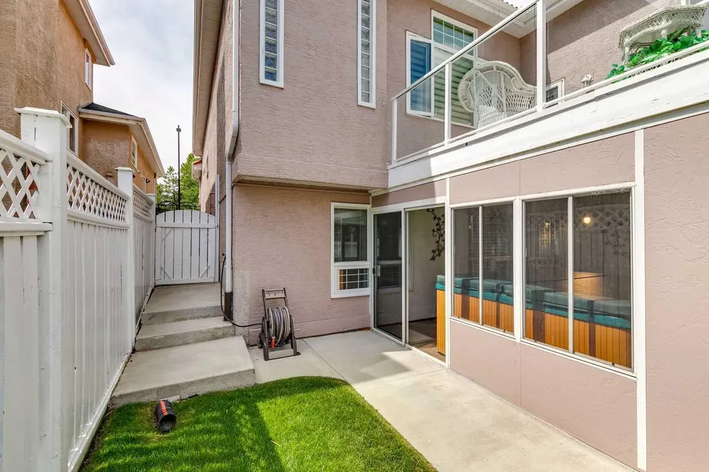 38 Edgevalley Manor NW Calgary AB T3A 5E1