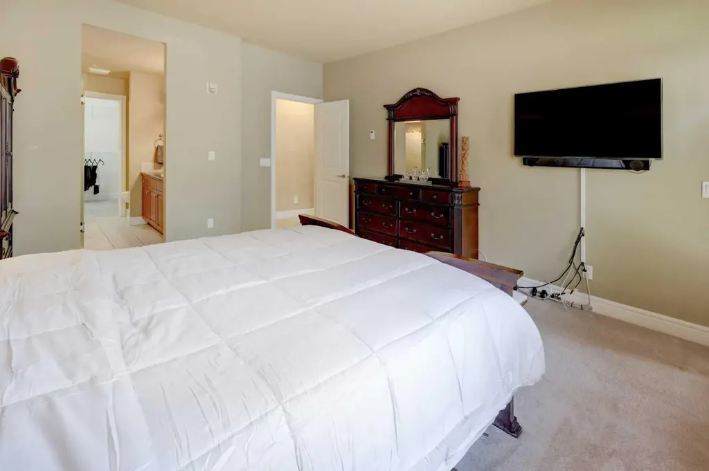 11642 Valley Ridge Park NW Calgary AB T3B 5Z5